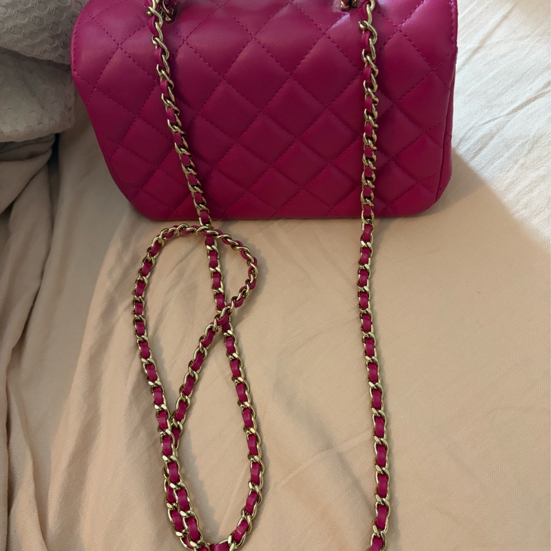 夢幻芭比逸品  香奈兒菱格縫線、雙 C logo、鏈條 + 頂把設計）Chanel 22 包 桃紅，鑽提把-4