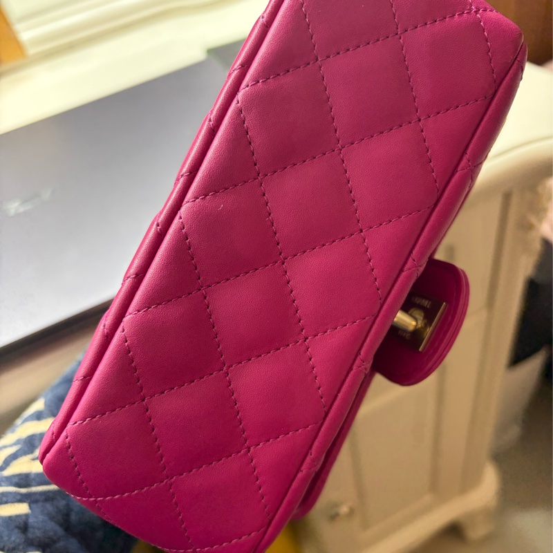 夢幻芭比逸品  香奈兒菱格縫線、雙 C logo、鏈條 + 頂把設計）Chanel 22 包 桃紅，鑽提把-7