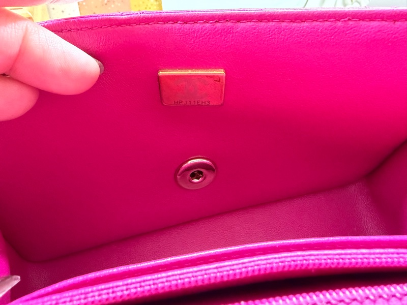 夢幻芭比逸品  香奈兒菱格縫線、雙 C logo、鏈條 + 頂把設計）Chanel 22 包 桃紅，鑽提把-8