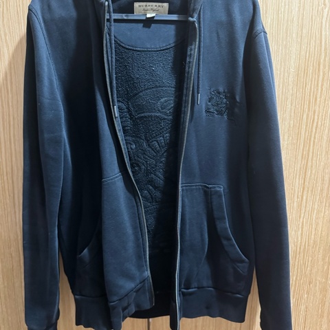 Burberry 背面大戰馬