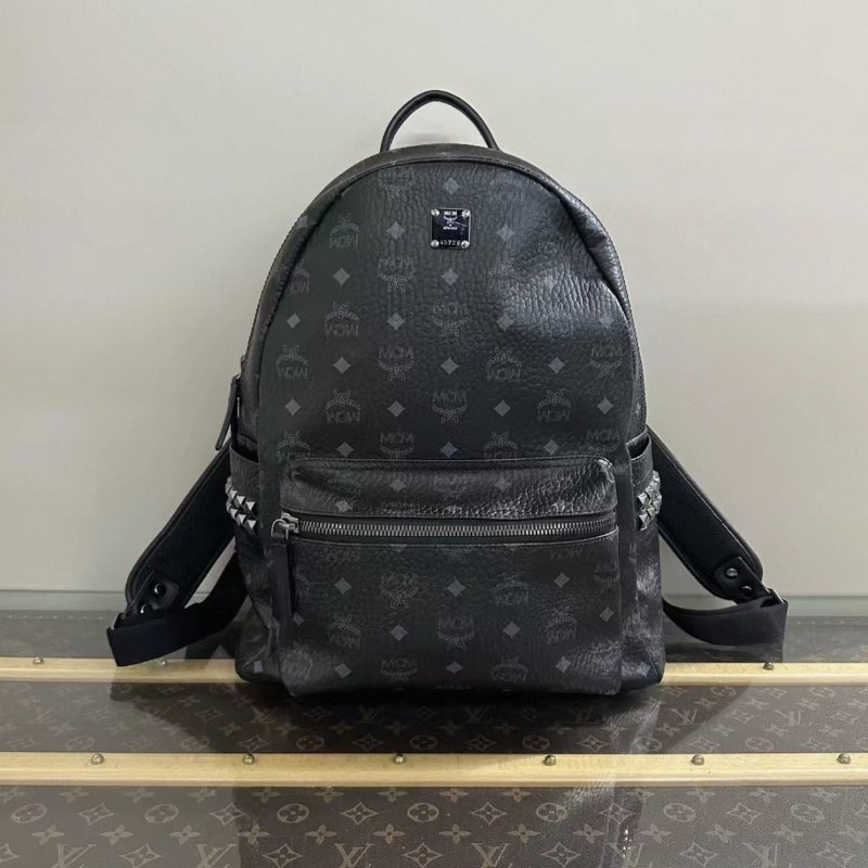 MCM 黑色鉚釘大號後背包33*37*18 98新-0