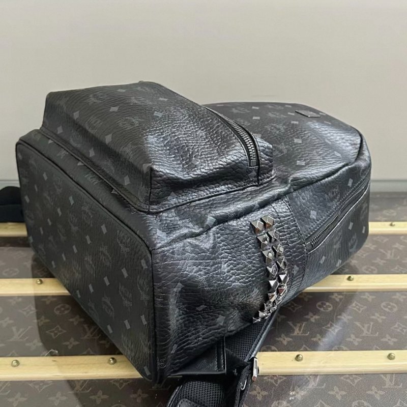 MCM 黑色鉚釘大號後背包33*37*18 98新-2