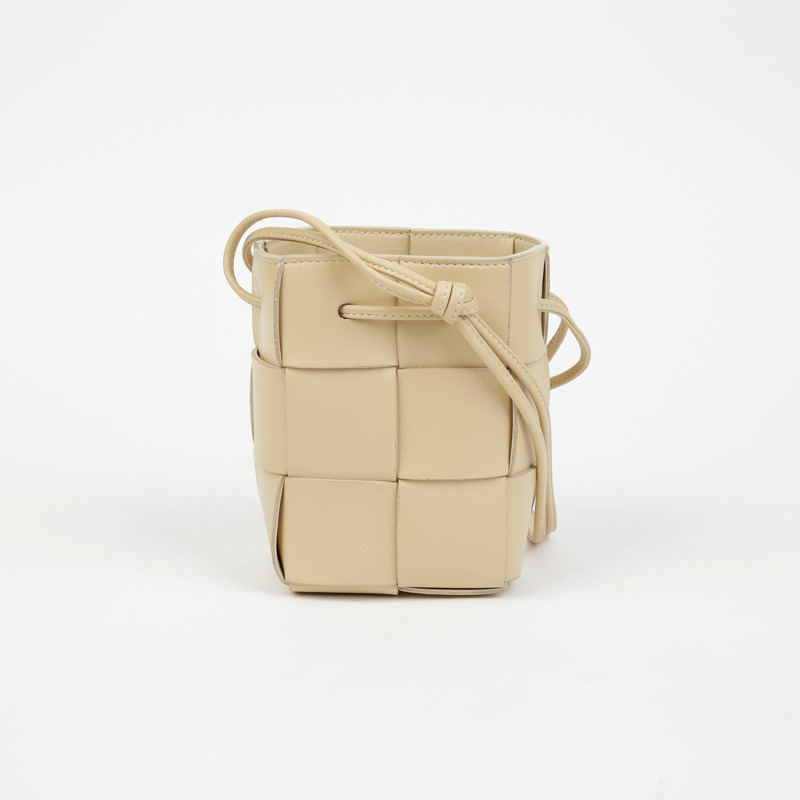 BOTTEGA VENETA 680217 卡附迷你水桶肩斜背包-1