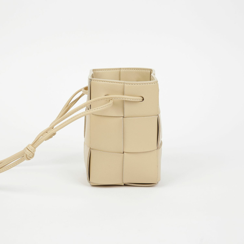 BOTTEGA VENETA 680217 卡附迷你水桶肩斜背包-3