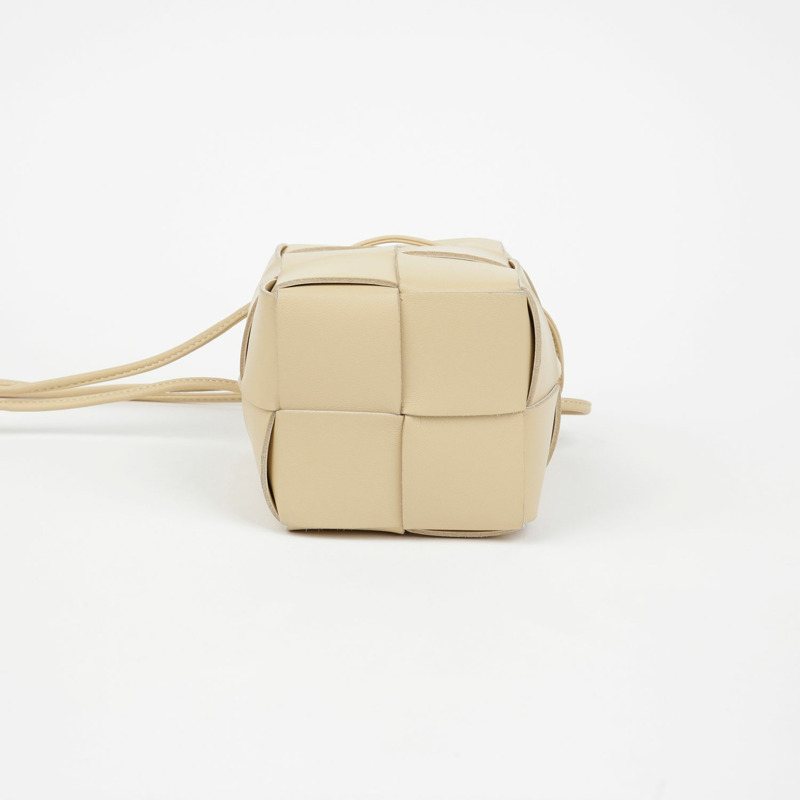 BOTTEGA VENETA 680217 卡附迷你水桶肩斜背包-4