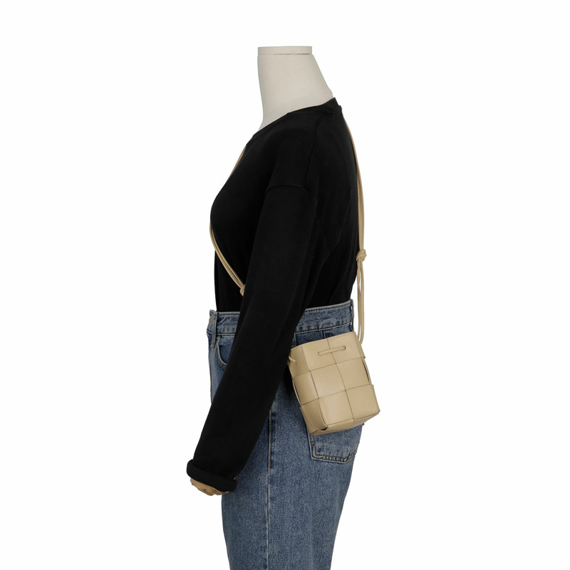 BOTTEGA VENETA 680217 卡附迷你水桶肩斜背包-7