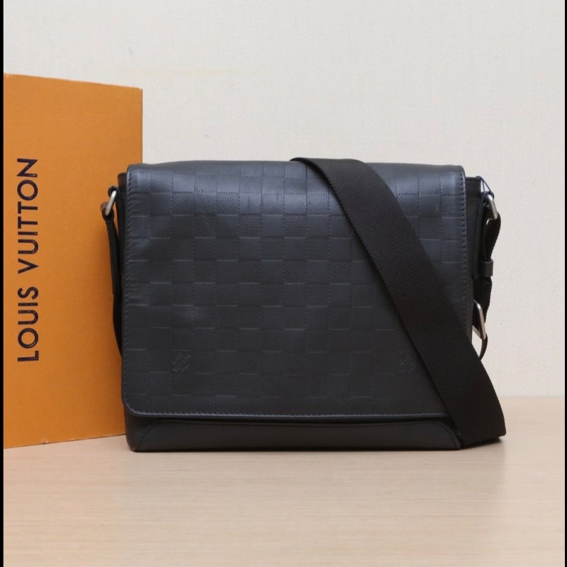 LV路易威登District黑色壓紋棋盤格 斜背包-0