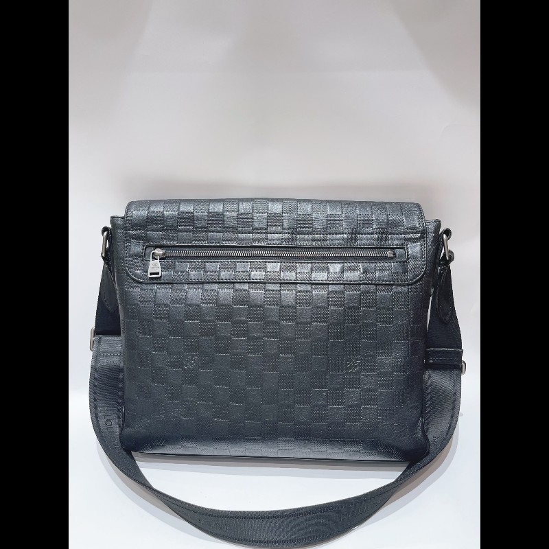 LV路易威登District黑色壓紋棋盤格 斜背包-2