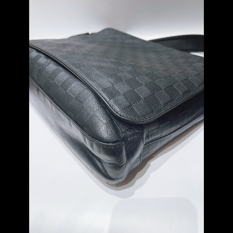 LV路易威登District黑色壓紋棋盤格 斜背包-3