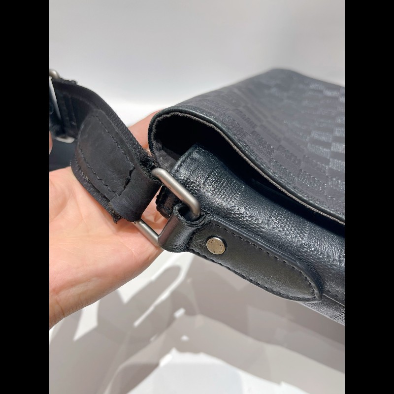 LV路易威登District黑色壓紋棋盤格 斜背包-5