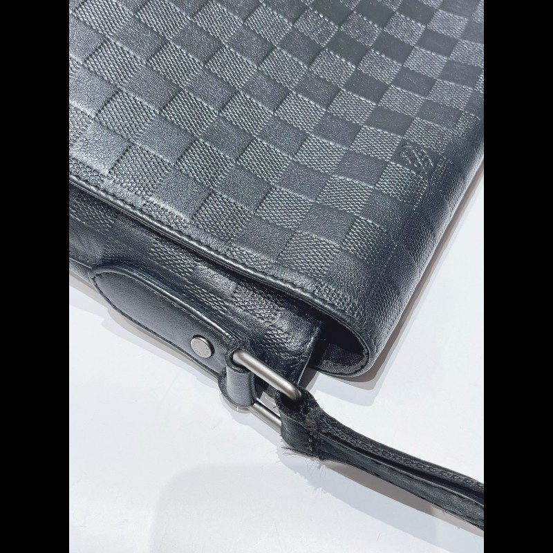 LV路易威登District黑色壓紋棋盤格 斜背包-6
