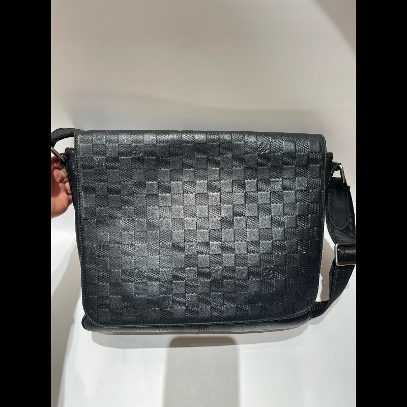 LV路易威登District黑色壓紋棋盤格 斜背包-8