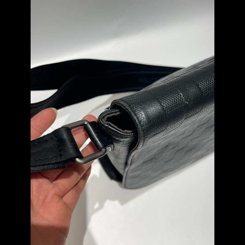 LV路易威登District黑色壓紋棋盤格 斜背包-9