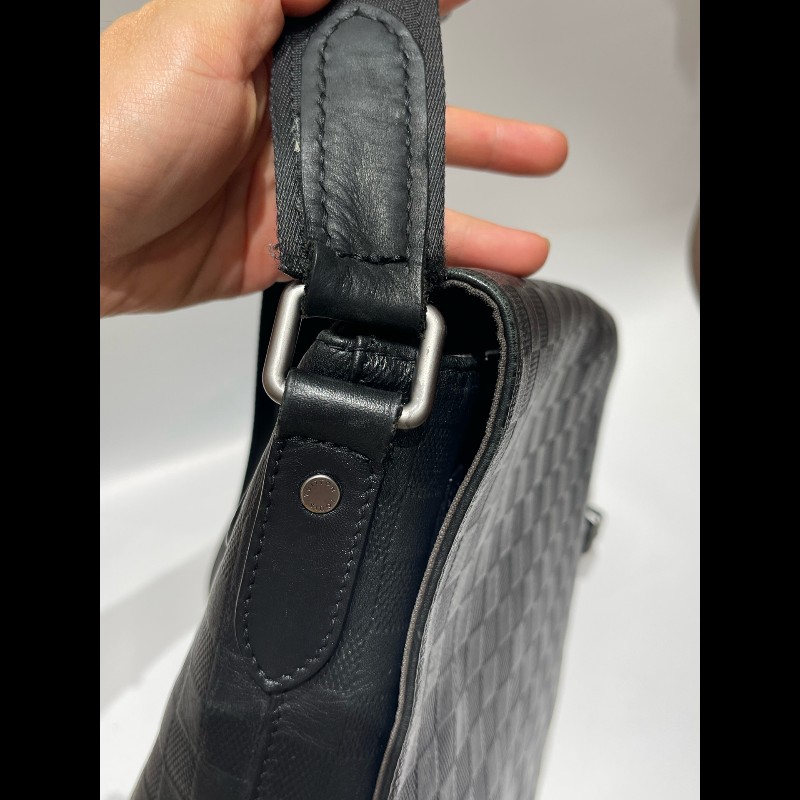 LV路易威登District黑色壓紋棋盤格 斜背包-10