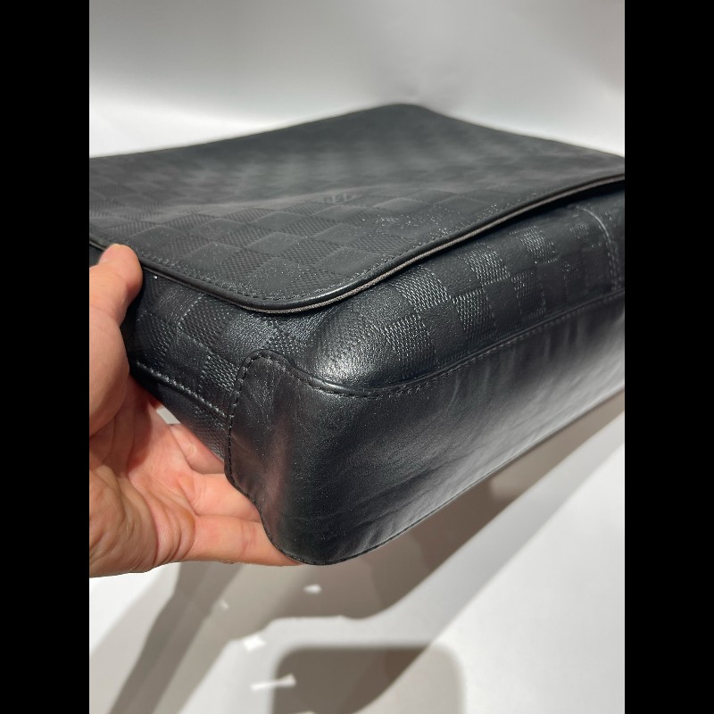 LV路易威登District黑色壓紋棋盤格 斜背包-12