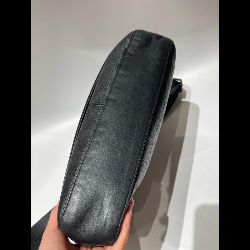 LV路易威登District黑色壓紋棋盤格 斜背包-13