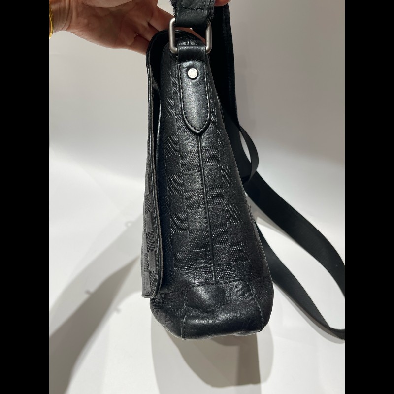 LV路易威登District黑色壓紋棋盤格 斜背包-16