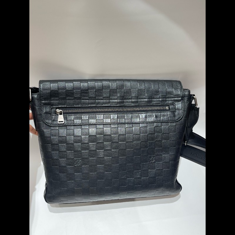 LV路易威登District黑色壓紋棋盤格 斜背包-18