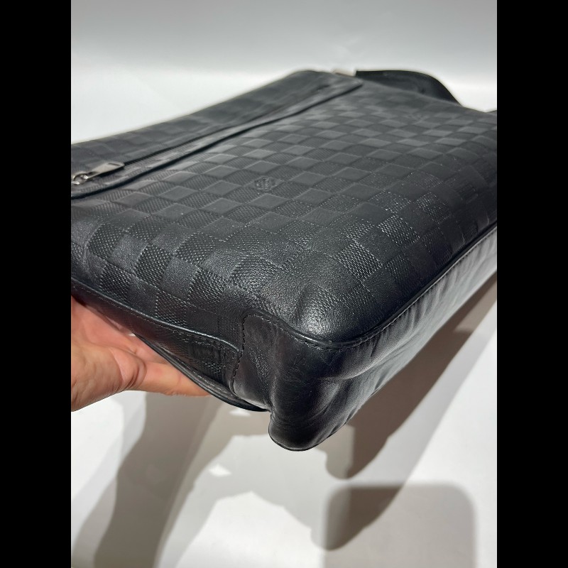 LV路易威登District黑色壓紋棋盤格 斜背包-19