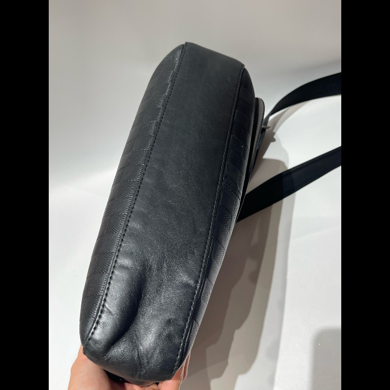 LV路易威登District黑色壓紋棋盤格 斜背包-20