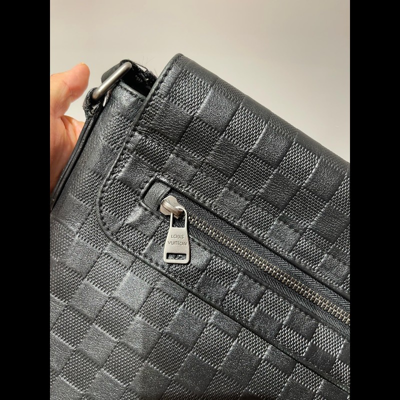 LV路易威登District黑色壓紋棋盤格 斜背包-21