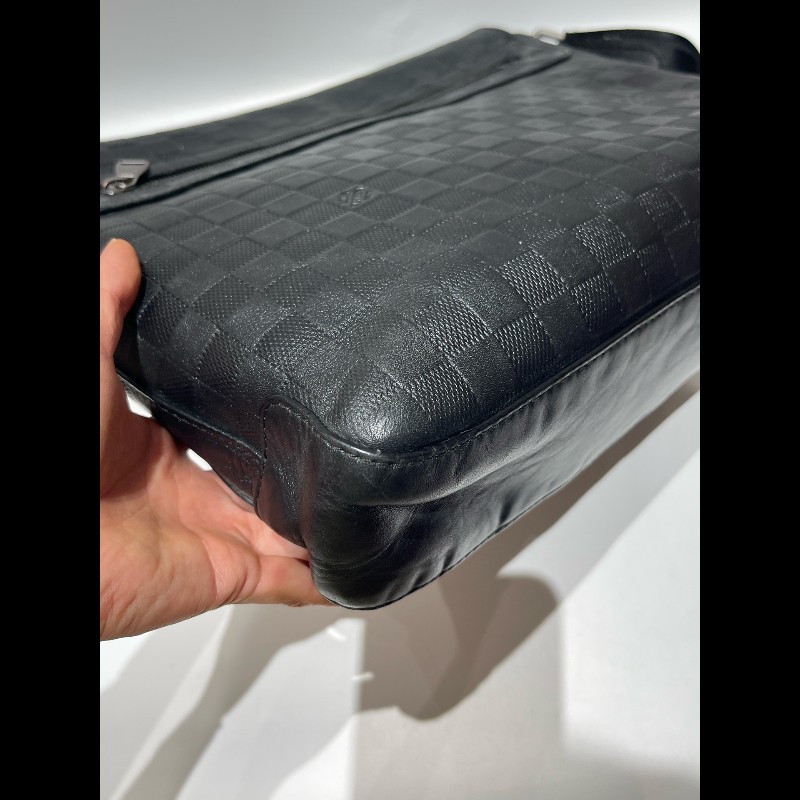 LV路易威登District黑色壓紋棋盤格 斜背包-22