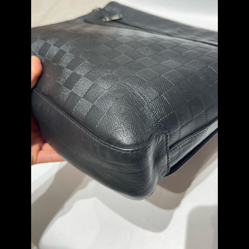 LV路易威登District黑色壓紋棋盤格 斜背包-23