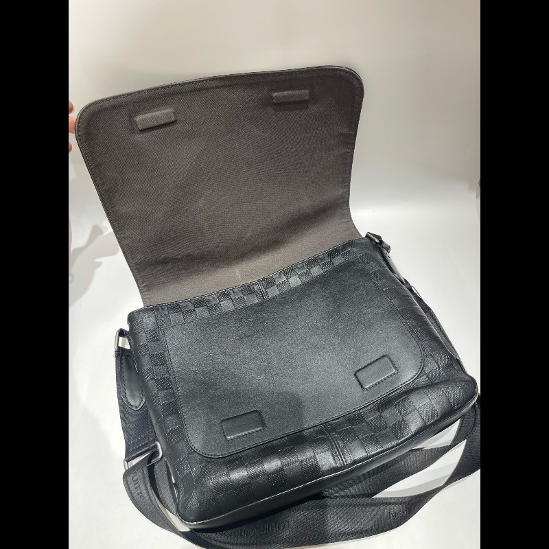 LV路易威登District黑色壓紋棋盤格 斜背包-25