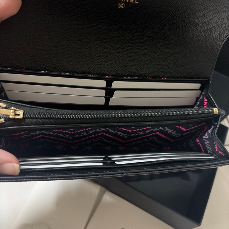 黑荔枝牛皮內塗鴉淡金扣下蓋12卡長夾-9