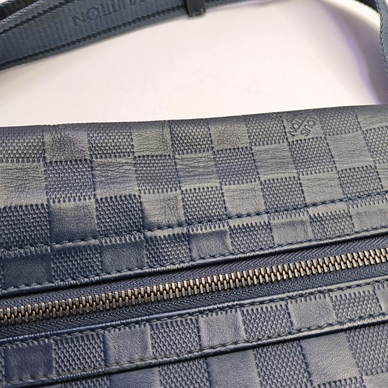 LV路易威登District 深藍色牛皮棋盤格斜背包-13