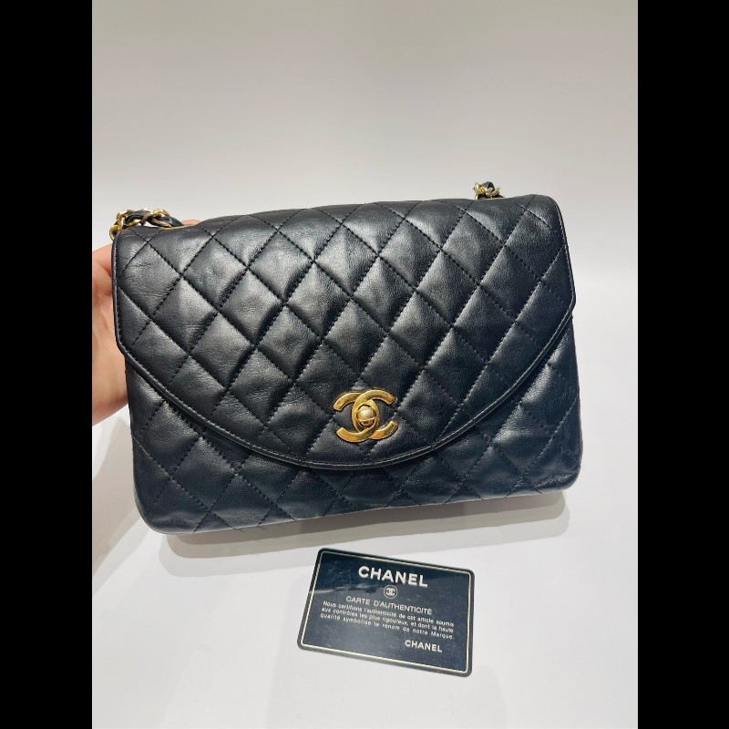 Chanel 黑金月半CF 黑色菱格紋肩背包-0