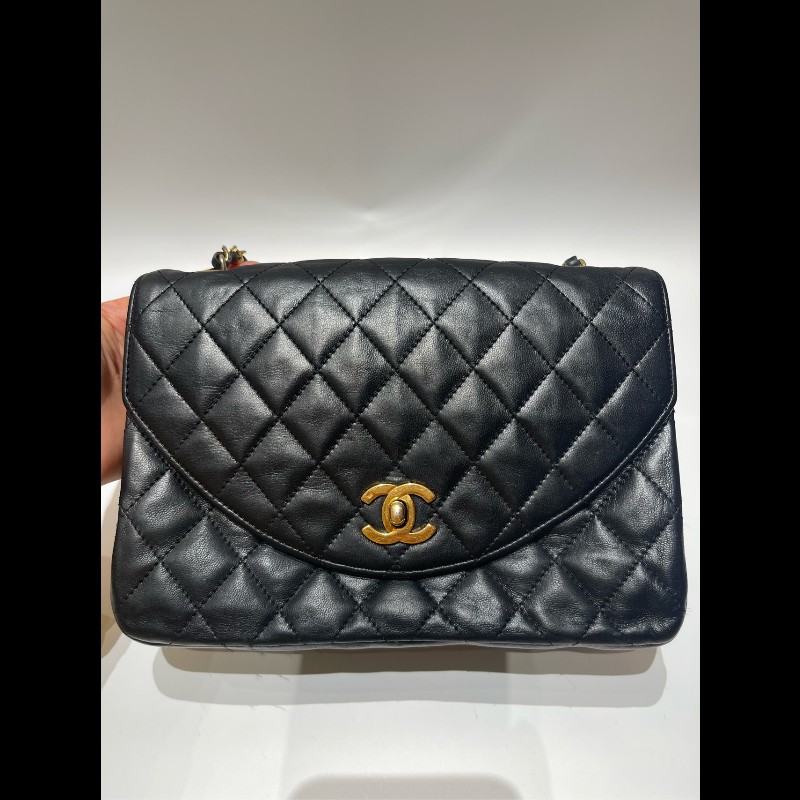 Chanel 黑金月半CF 黑色菱格紋肩背包-8