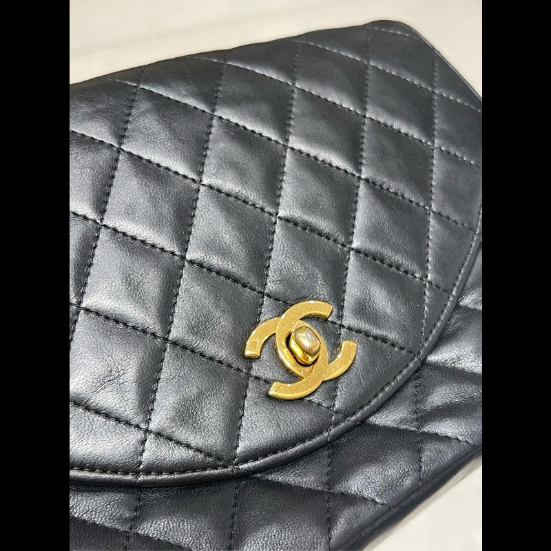 Chanel 黑金月半CF 黑色菱格紋肩背包-9