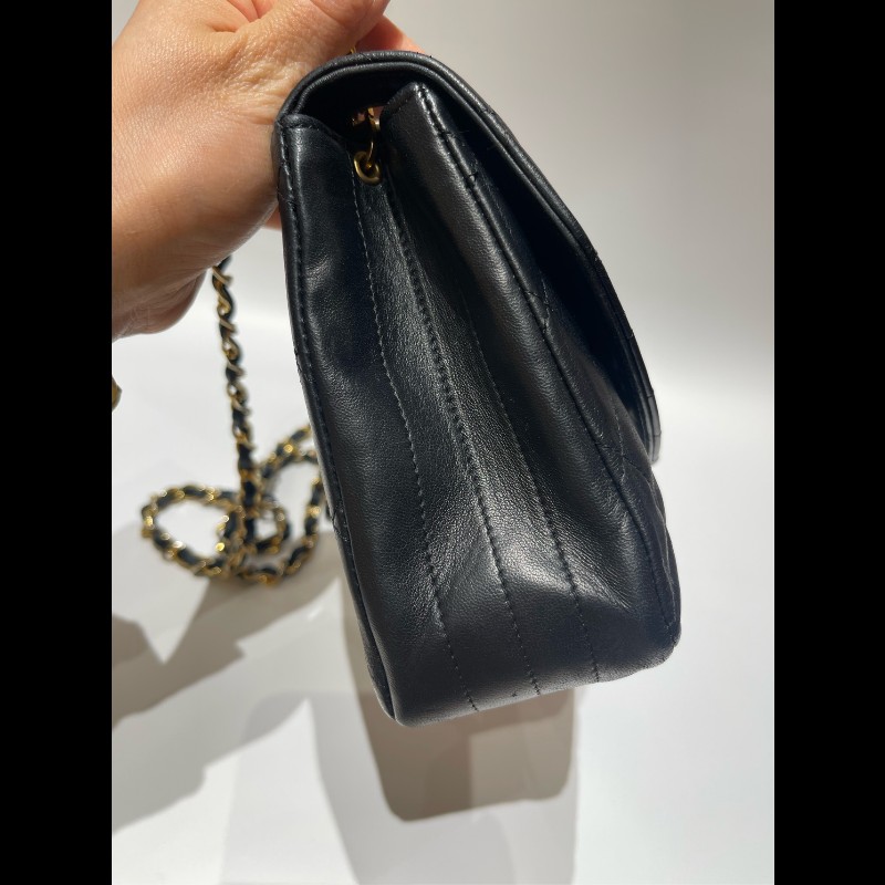 Chanel 黑金月半CF 黑色菱格紋肩背包-16