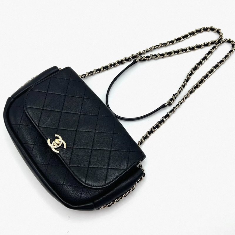 CHANEL 黑色金扣肩背斜背馬鞍包 20*15*4.5 98新配件塵袋-1