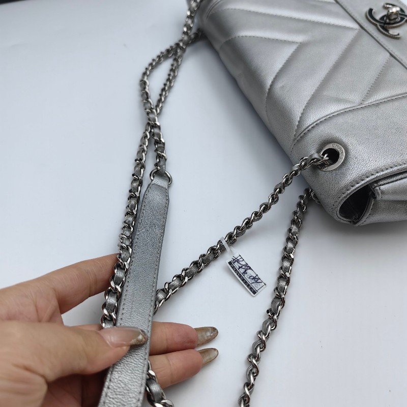 Chanel 翻蓋包銀色斜紋 中號 底長28cm-6