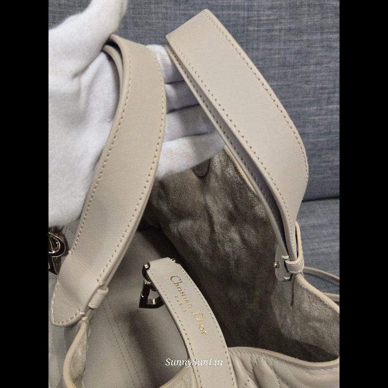 Dior 迪奧 Toujours 中型手提包 奶茶色 
淺駝米色-21