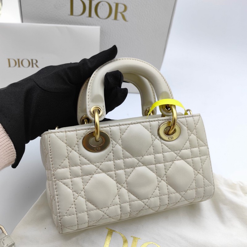 Dior Lady D-JOY 橫版戴妃 超迷你 淺金色飾面金屬Logo吊墜藤格紋 白色羊皮-2