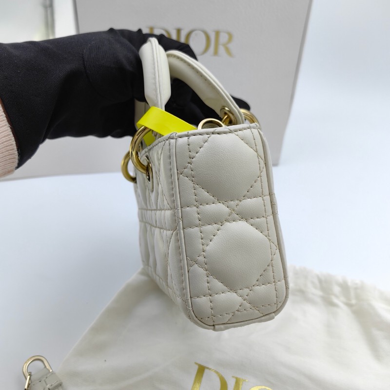 Dior Lady D-JOY 橫版戴妃 超迷你 淺金色飾面金屬Logo吊墜藤格紋 白色羊皮-3