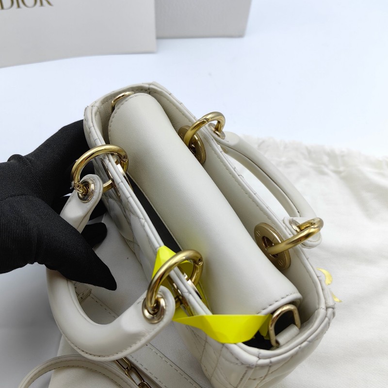 Dior Lady D-JOY 橫版戴妃 超迷你 淺金色飾面金屬Logo吊墜藤格紋 白色羊皮-4