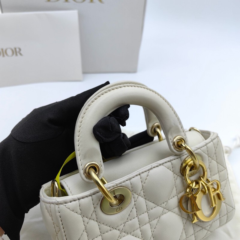 Dior Lady D-JOY 橫版戴妃 超迷你 淺金色飾面金屬Logo吊墜藤格紋 白色羊皮-5