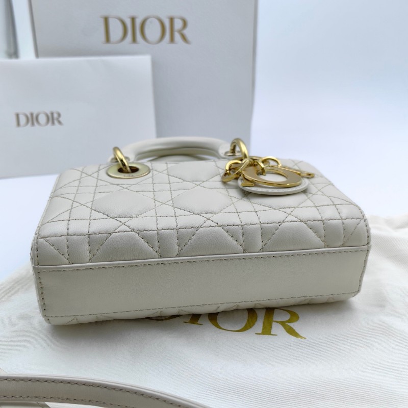 Dior Lady D-JOY 橫版戴妃 超迷你 淺金色飾面金屬Logo吊墜藤格紋 白色羊皮-6