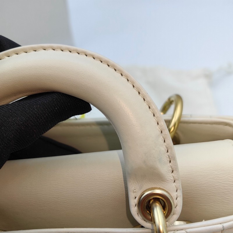 Dior Lady D-JOY 橫版戴妃 超迷你 淺金色飾面金屬Logo吊墜藤格紋 白色羊皮-9