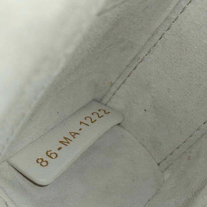Dior Lady D-JOY 橫版戴妃 超迷你 淺金色飾面金屬Logo吊墜藤格紋 白色羊皮-10
