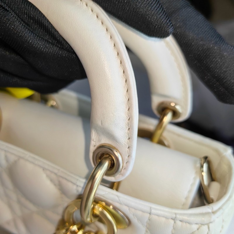 Dior Lady D-JOY 橫版戴妃 超迷你 淺金色飾面金屬Logo吊墜藤格紋 白色羊皮-12