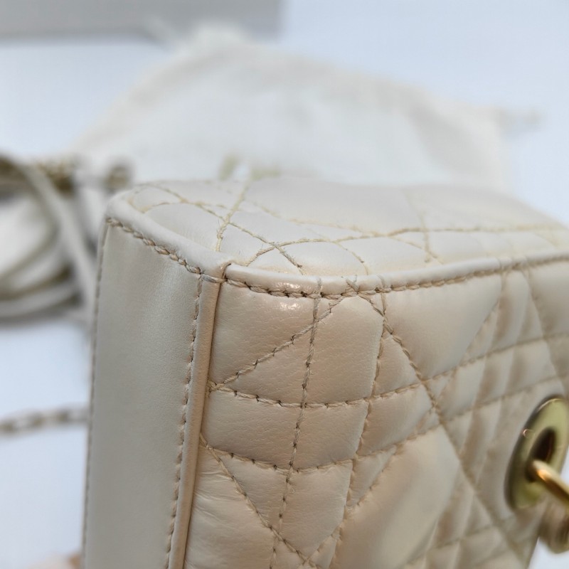 Dior Lady D-JOY 橫版戴妃 超迷你 淺金色飾面金屬Logo吊墜藤格紋 白色羊皮-14