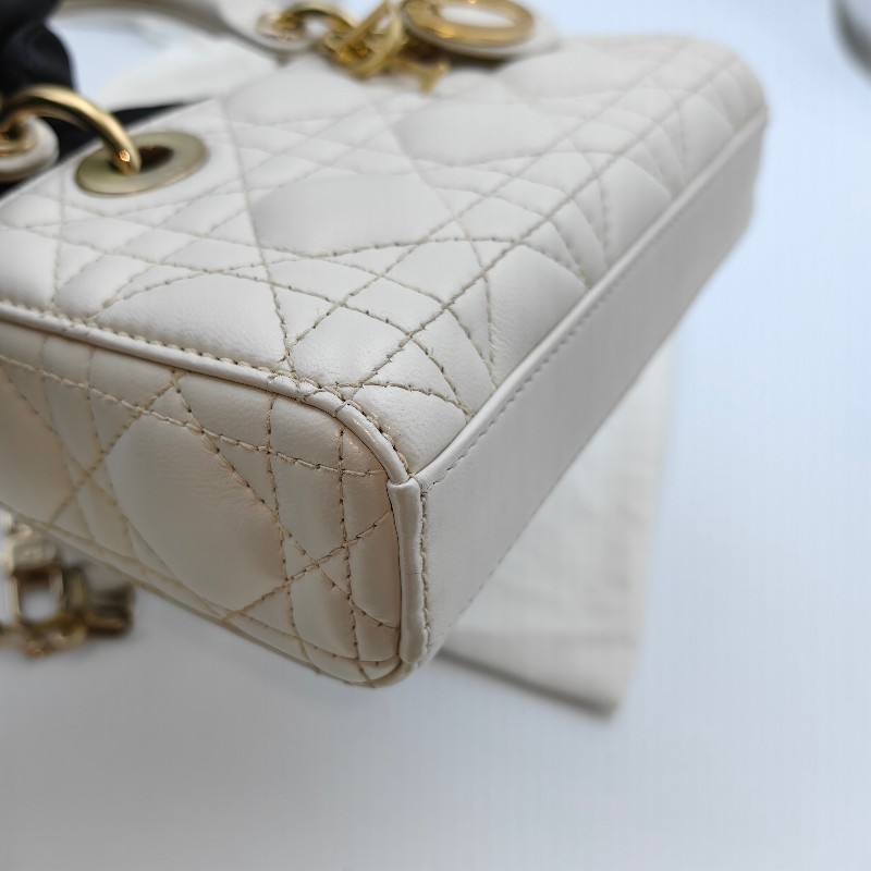 Dior Lady D-JOY 橫版戴妃 超迷你 淺金色飾面金屬Logo吊墜藤格紋 白色羊皮-16