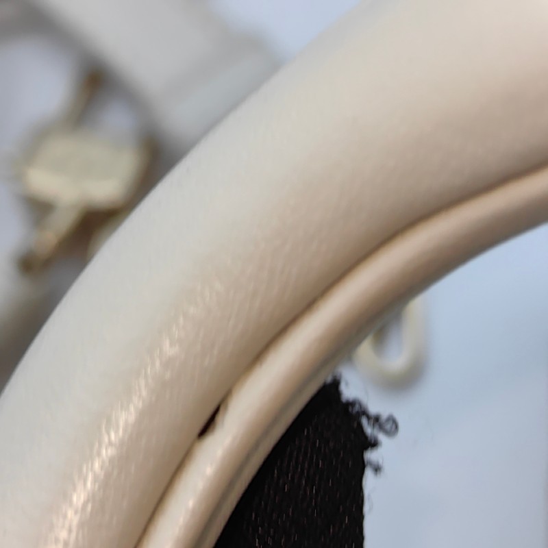 Dior Lady D-JOY 橫版戴妃 超迷你 淺金色飾面金屬Logo吊墜藤格紋 白色羊皮-20