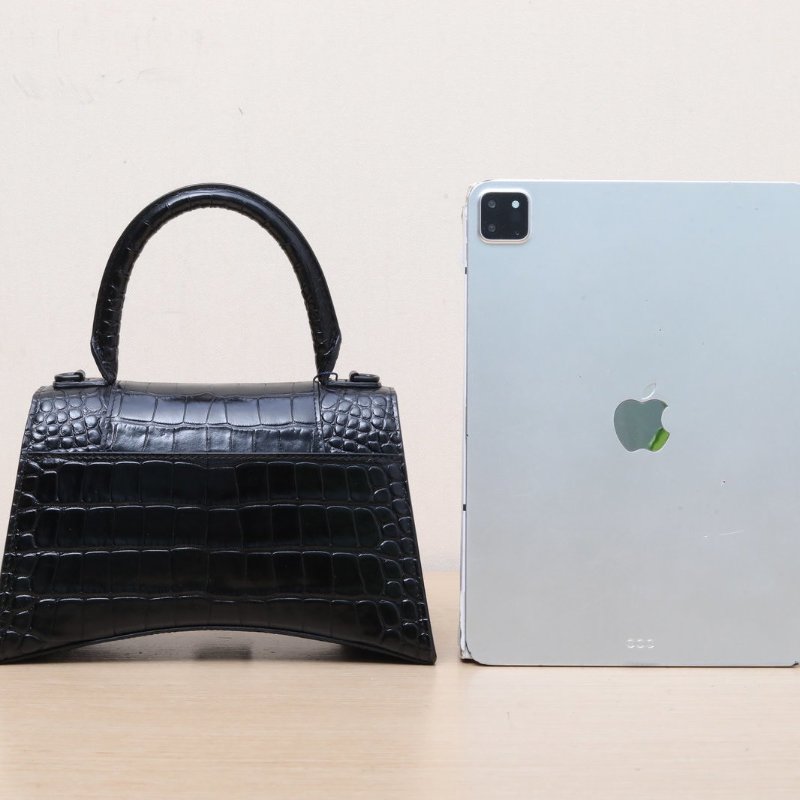 BALENCIAGA 鱷魚壓紋Hourglass沙漏手袋S碼黑扣黑色牛皮肩背包-4