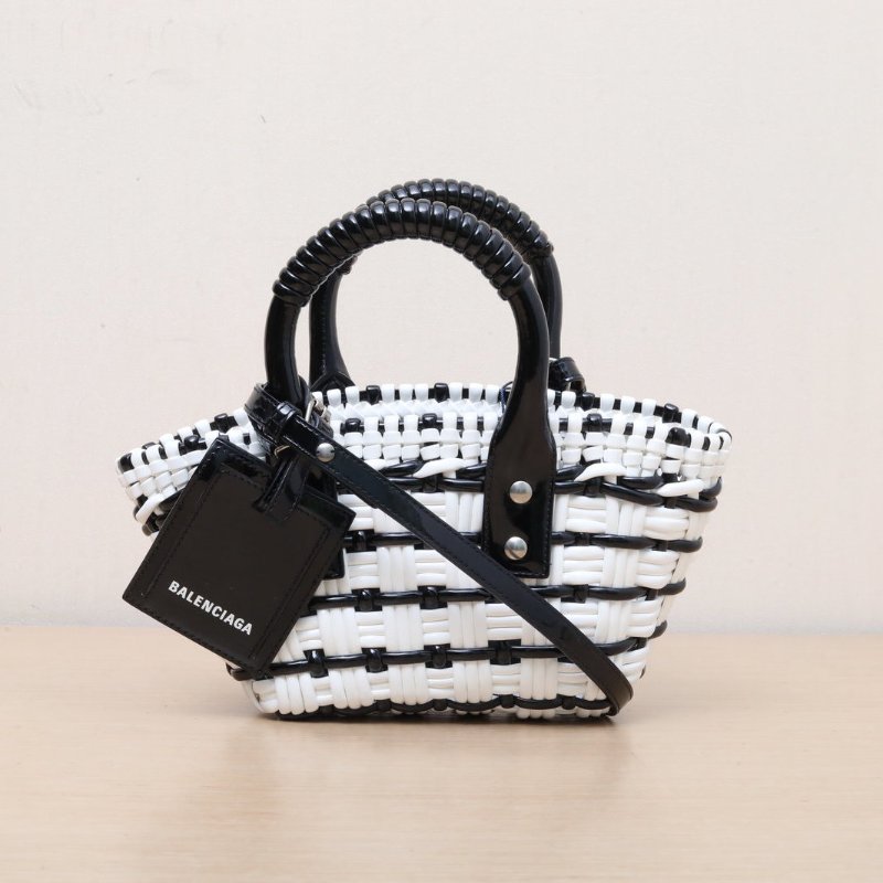 BALENCIAGA 黑白人造革編織菜籃子斜挎包肩背包-1